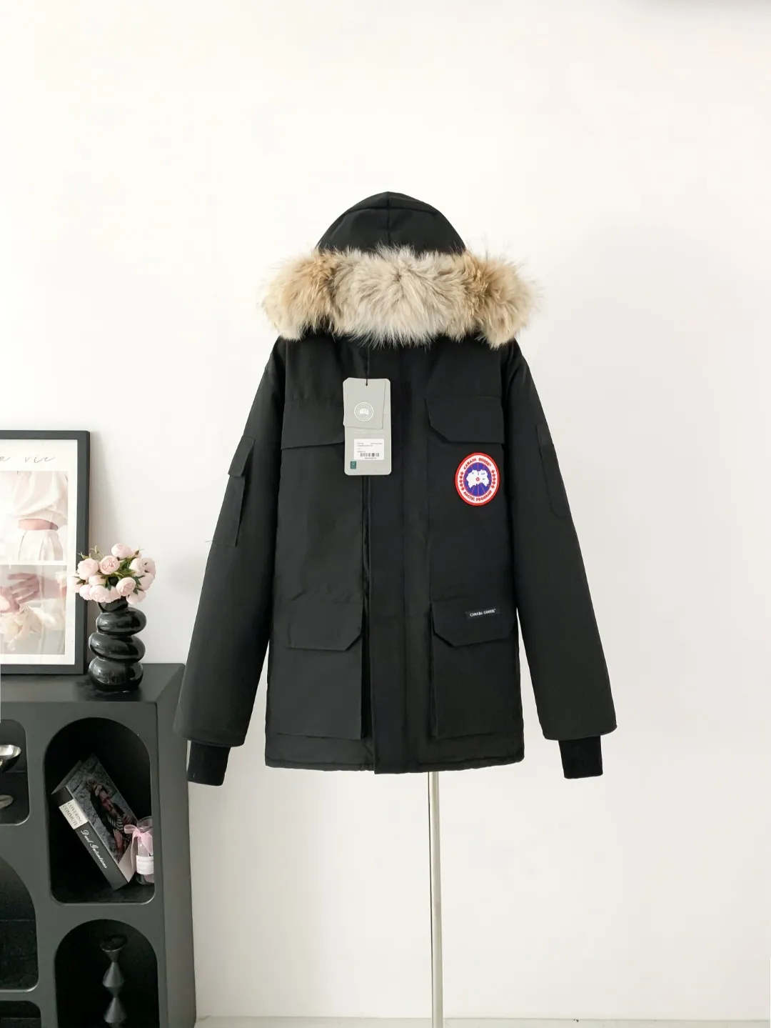 P780 Fake model pictures were taken at home. Colleagues please do not pass them off as stolen pictures! Style number: Y60-🇨🇦CANADA GOOES 24 new styles 08 styles/couple styles Factory direct supply: supplying global purchasing agents, micro-businesses, entities, Tmall, high-end stalls and studio cooperation, free shipping! Canada Goose Expedition Parka 2008 is the same style for men and women. It is mid-length and the most timeless classic. All Arctic and Antarctic scientific expedition teams choose Canada Goose as their cold-proof equipment. It is the Rolls-Royce of down jackets. ➖ Industry-leading anti-counterfeiting chip sensing. ➖ Imported Behringer embroidery machines and customized embroidery labels, the highest level and industry leading. ➖ Imported Korean 21-count polyester-cotton blended original fabric, TC85 waterproof coated fabric, water-repellent, windproof and wear-resistant. ➖ The new national standard 80 white duck down is filled with an average of 520 grams of down. The amount of down filled is industry-leading. ➖ 100% nylon lining with double double-layer sealing design to prevent velvet running, and seamless thread design on the cuffs! ➖ Western Canadian Green Wolf Collar. ➖ Yoshida YKK provides original factory-customized electroplated sliders. YKK two-way lockable zippers are tight and smooth and do not peel off paint. ➖ 3M composite Velcro is durable and the accessories and hardware are all custom-made. Note: Our copywriting is only simple and clear. Instead of bragging about the copywriting, it is better to compare and understand with samples. Only for the purest goose, the most dedicated, the most professional, the highest quality, the highest cost performance! Color: white red blue gray camouflage navy black SIZE:XS-XXL